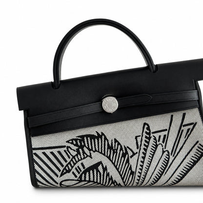 Hermers' popular herbag 31cm is designed to be inspired by saddle bags. The body of the bag is made of canvas, and the inseam, shoulder straps and handle are made of leather. The appearance is very si