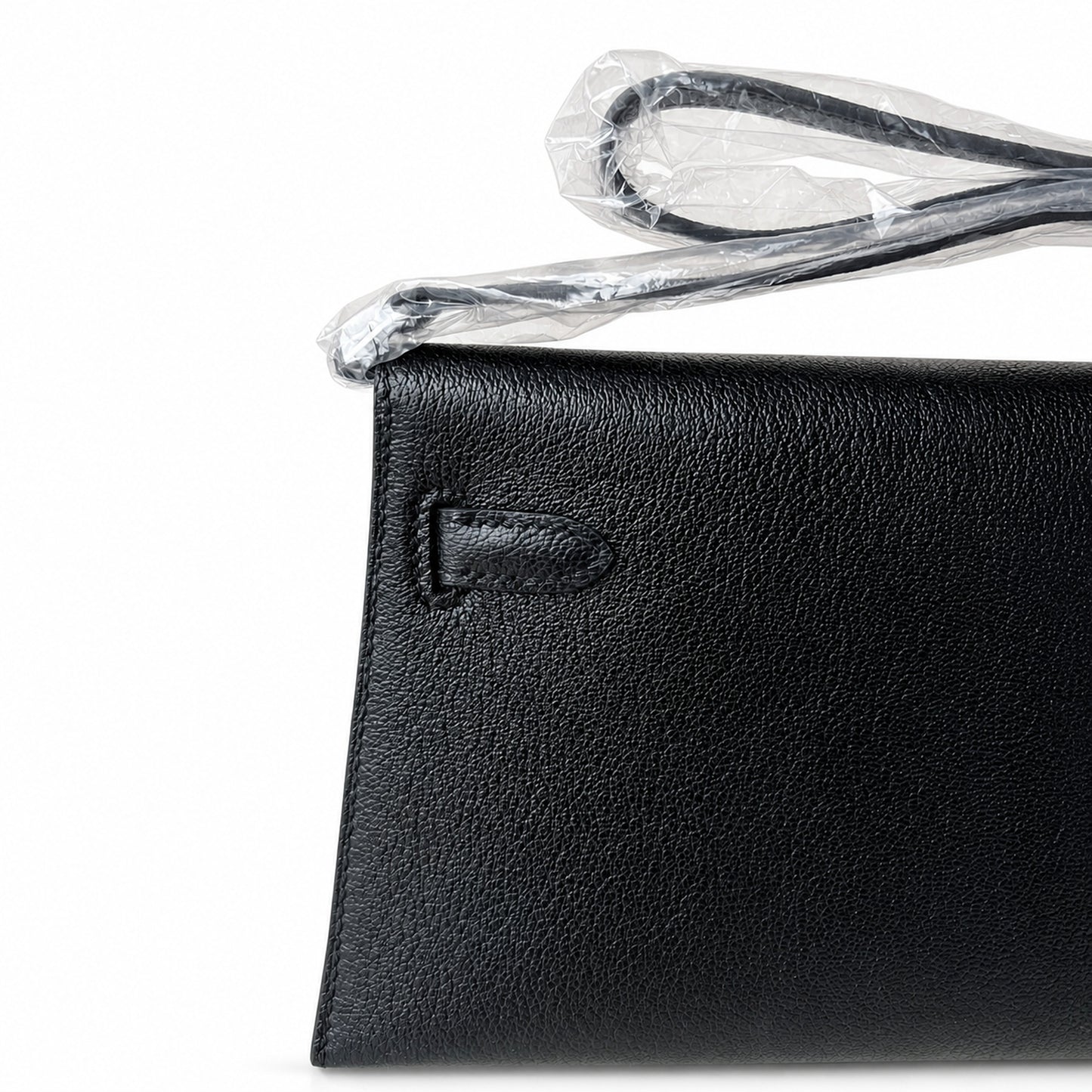 Hermès’ new armpit bag is here. A new member has been added to the Kelly family. Just looking at the online picture, I’m so excited. The first look at the real thing feels like an enlarged version of