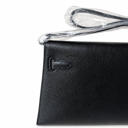 Hermès’ new armpit bag is here. A new member has been added to the Kelly family. Just looking at the online picture, I’m so excited. The first look at the real thing feels like an enlarged version of