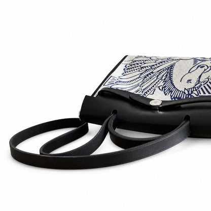 Hermers' popular herbag 31cm is designed to be inspired by saddle bags. The body of the bag is made of canvas, and the outer seams, shoulder straps and handbags are made of leather. The appearance is
