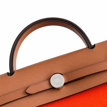 Hermers' popular herbag 31cm is designed to be inspired by saddle bags. The body of the bag is made of canvas, and the outer seams, shoulder straps and handbags are made of leather. The appearance is