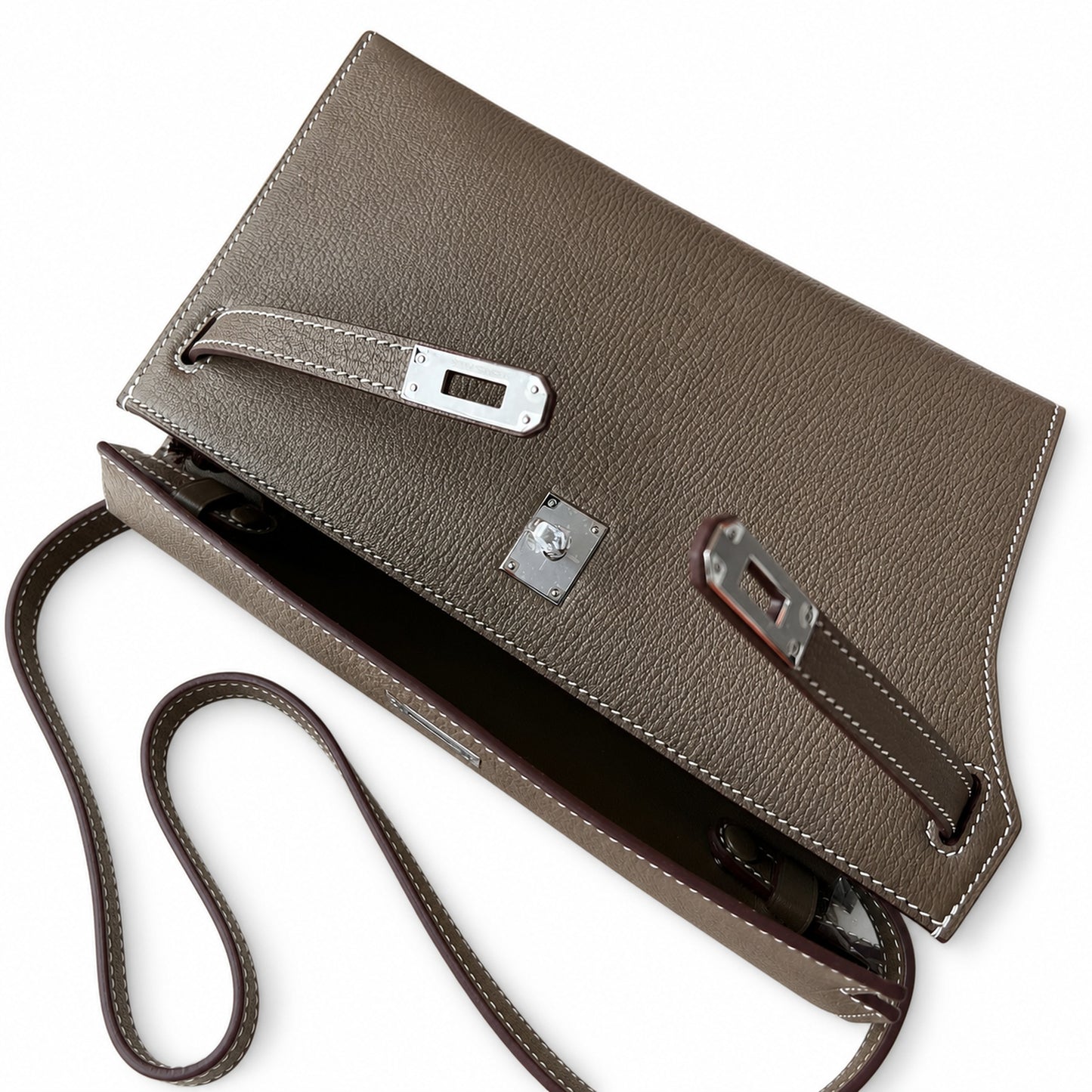 Hermès’ new armpit bag is here. A new member has been added to the Kelly family. Just looking at the online picture, I’m so excited. The first look at the real thing feels like an enlarged version of