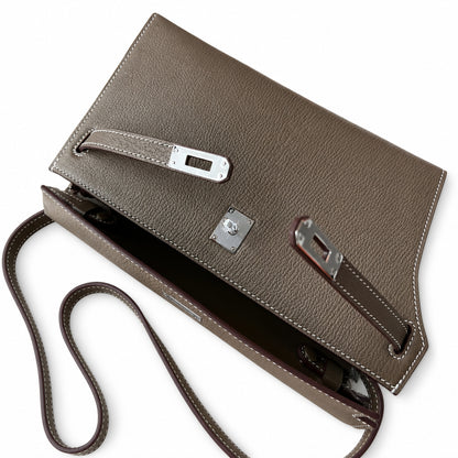 Hermès’ new armpit bag is here. A new member has been added to the Kelly family. Just looking at the online picture, I’m so excited. The first look at the real thing feels like an enlarged version of