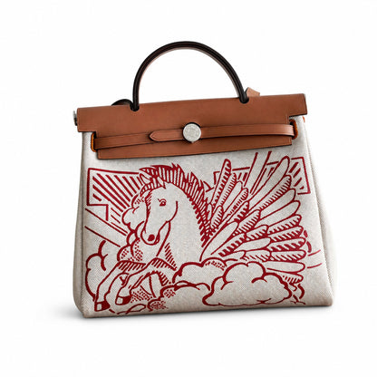 Hermers' popular herbag 31cm is designed to be inspired by saddle bags. The body of the bag is made of canvas, and the inseam, shoulder straps and handle are made of leather. The appearance is very si