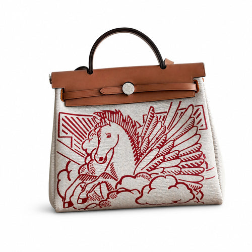 Hermers' popular herbag 31cm is designed to be inspired by saddle bags. The body of the bag is made of canvas, and the inseam, shoulder straps and handle are made of leather. The appearance is very si