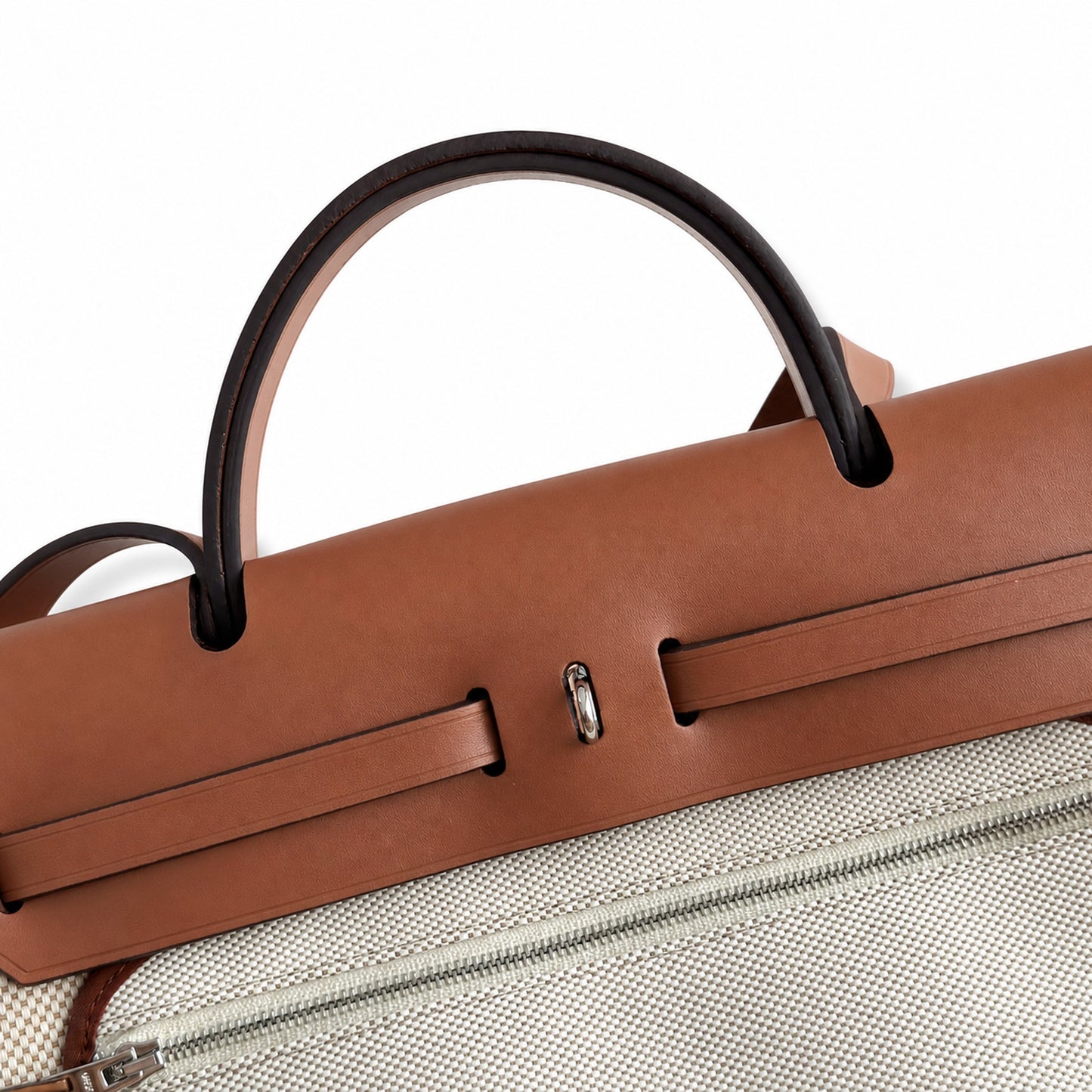 Hermers' popular herbag 31cm is designed to be inspired by saddle bags. The body of the bag is made of canvas, and the inseam, shoulder straps and handle are made of leather. The appearance is very si