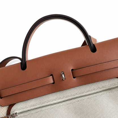Hermers' popular herbag 31cm is designed to be inspired by saddle bags. The body of the bag is made of canvas, and the inseam, shoulder straps and handle are made of leather. The appearance is very si