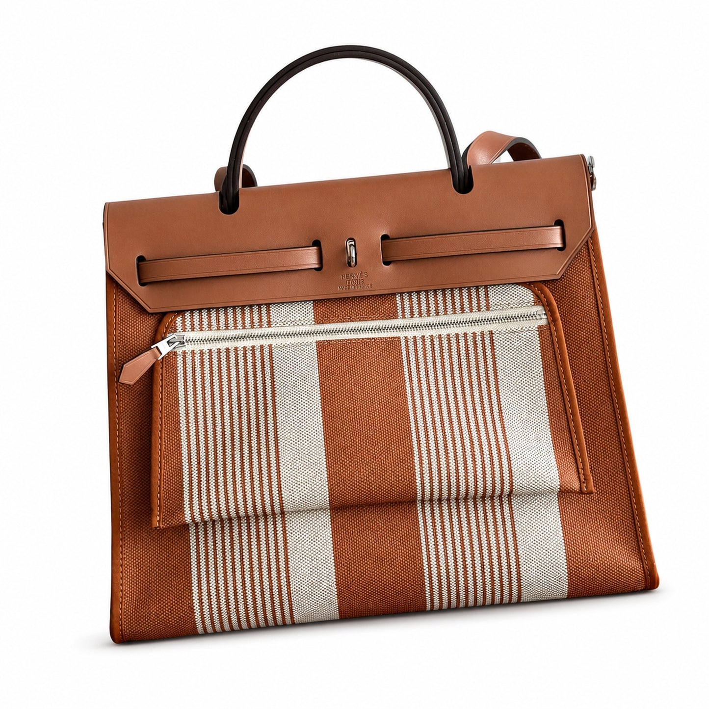 Hermers' popular herbag 31cm is designed to be inspired by saddle bags. The body of the bag is made of canvas, and the outer seams, shoulder straps and handbags are made of leather. The appearance is