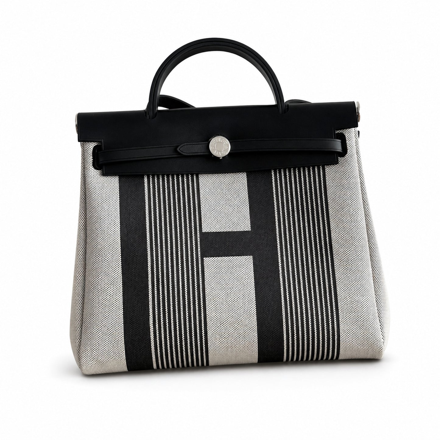 Hermers' popular herbag 31cm is designed to be inspired by saddle bags. The body of the bag is made of canvas, and the inseam, shoulder straps and handle are made of leather. The appearance is very si