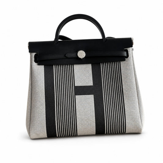 Hermers' popular herbag 31cm is designed to be inspired by saddle bags. The body of the bag is made of canvas, and the inseam, shoulder straps and handle are made of leather. The appearance is very si