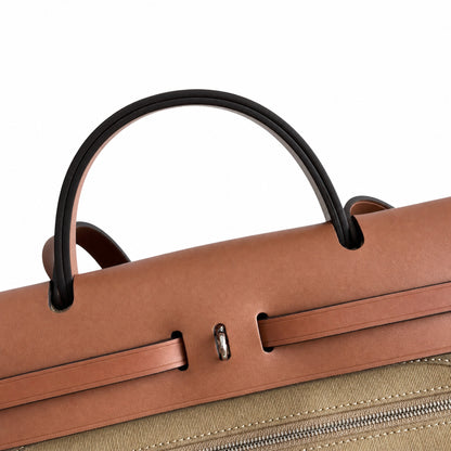 Hermers' popular herbag 31cm is designed to be inspired by saddle bags. The body of the bag is made of canvas, and the outer seams, shoulder straps and handbags are made of leather. The appearance is