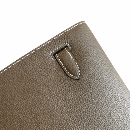 Kelly Depeches 25 clutch, Togo leather (with additional shoulder strap), can be worn cross-body, can be carried by hand or on the wrist, daily needs, seamless switch between business/leisure - central