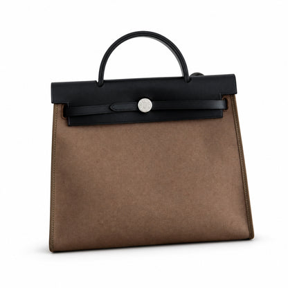 Hermers' popular herbag 31cm is designed to be inspired by saddle bags. The body of the bag is made of canvas, and the outer seams, shoulder straps and handbags are made of leather. The appearance is