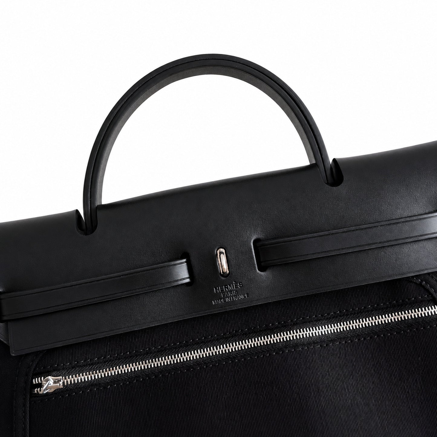 Hermers' popular herbag 31cm is designed to be inspired by saddle bags. The body of the bag is made of canvas, and the outer seams, shoulder straps and handbags are made of leather. The appearance is
