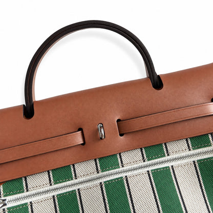 Hermers' popular herbag 31cm is designed to be inspired by saddle bags. The body of the bag is made of canvas, and the inseam, shoulder straps and handle are made of leather. The appearance is very si