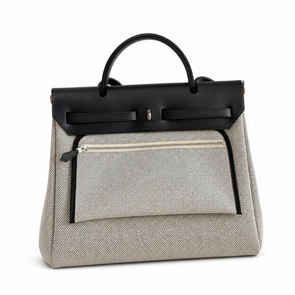 Hermers' popular herbag 31cm is designed to be inspired by saddle bags. The body of the bag is made of canvas, and the inseam, shoulder straps and handle are made of leather. The appearance is very si
