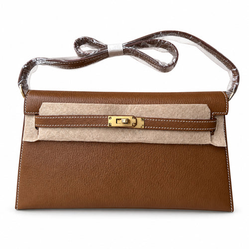 Hermès’ new armpit bag is here. A new member has been added to the Kelly family. Just looking at the online picture, I’m so excited. The first look at the real thing feels like an enlarged version of