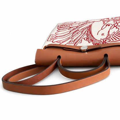 Hermers' popular herbag 31cm is designed to be inspired by saddle bags. The body of the bag is made of canvas, and the inseam, shoulder straps and handle are made of leather. The appearance is very si