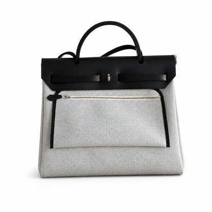 Hermers' popular herbag 31cm is designed to be inspired by saddle bags. The body of the bag is made of canvas, and the inseam, shoulder straps and handle are made of leather. The appearance is very si