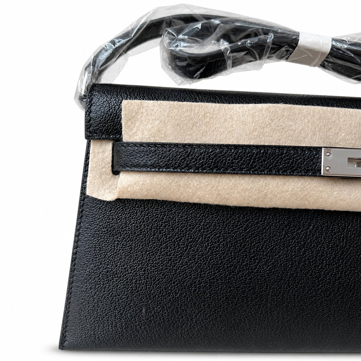 Hermès’ new armpit bag is here. A new member has been added to the Kelly family. Just looking at the online picture, I’m so excited. The first look at the real thing feels like an enlarged version of