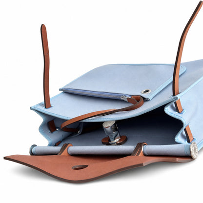 Hermers' popular herbag 31cm is designed to be inspired by saddle bags. The body of the bag is made of canvas, and the outer seams, shoulder straps and handbags are made of leather. The appearance is