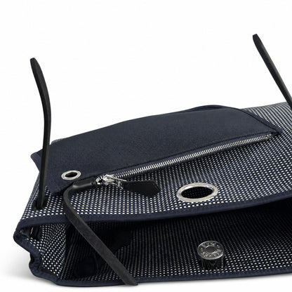Hermers' popular herbag 31cm is designed to be inspired by saddle bags. The body of the bag is made of canvas, and the inseam, shoulder straps and handle are made of leather. The appearance is very si