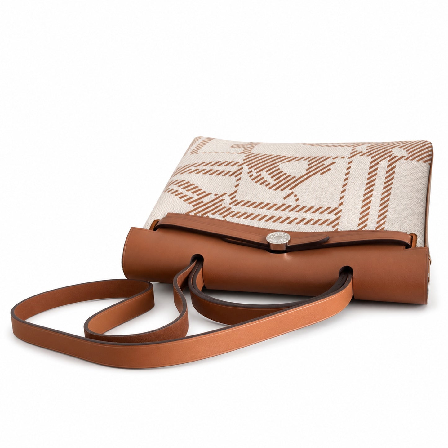 Hermers' popular herbag 31cm is designed to be inspired by saddle bags. The body of the bag is made of canvas, and the inseam, shoulder straps and handle are made of leather. The appearance is very si