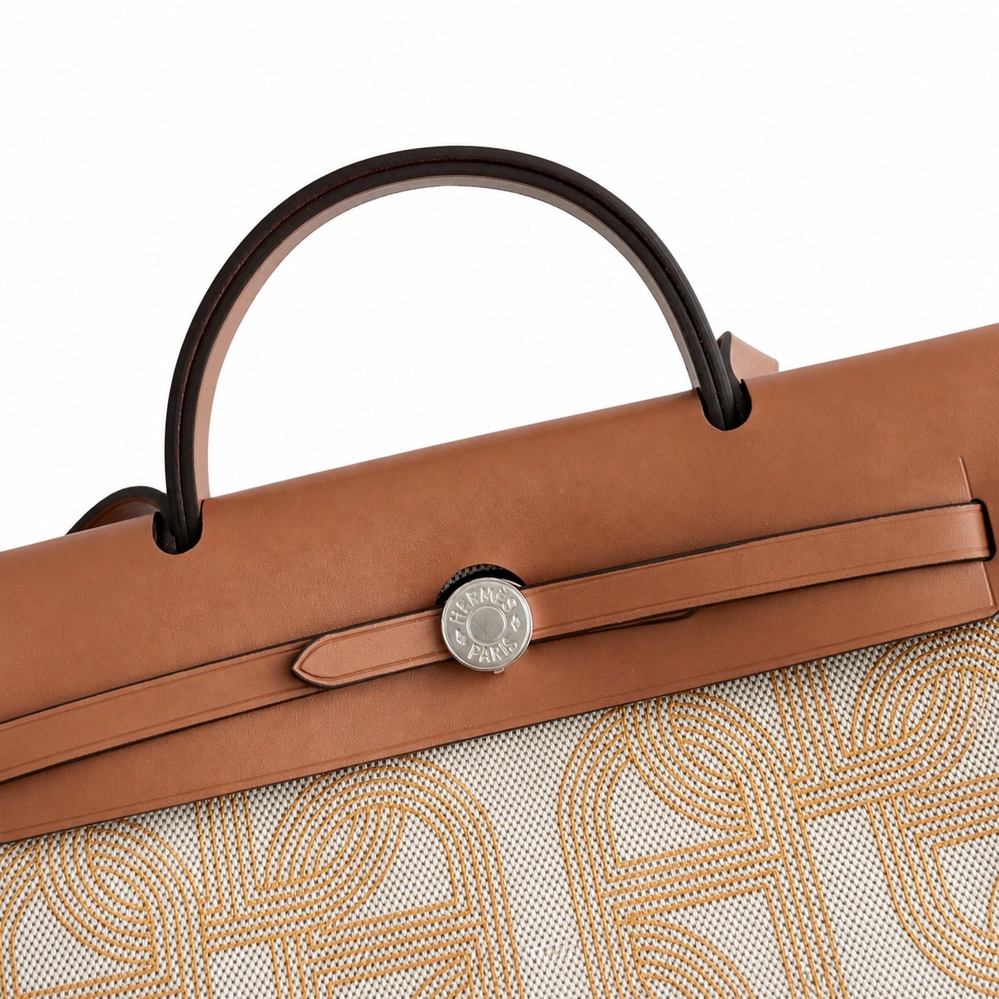 Hermers' popular herbag 31cm is designed to be inspired by saddle bags. The body of the bag is made of canvas, and the inseam, shoulder straps and handle are made of leather. The appearance is very si