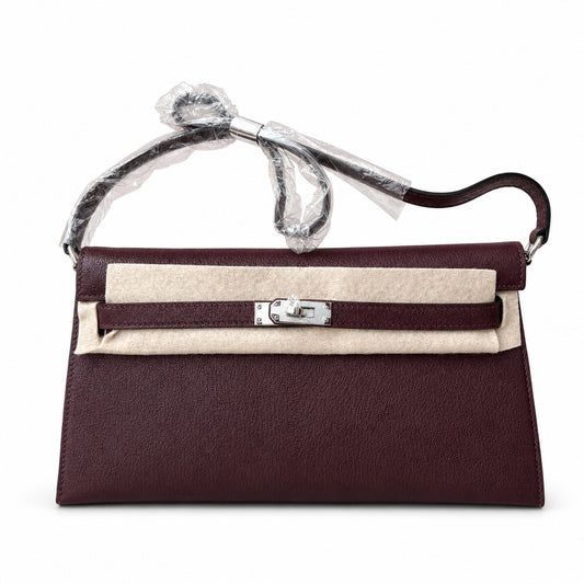Hermès’ new armpit bag is here. A new member has been added to the Kelly family. Just looking at the online picture, I’m so excited. The first look at the real thing feels like an enlarged version of
