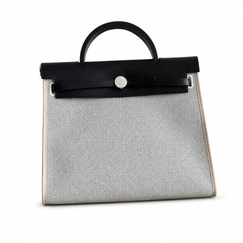 Hermers' popular herbag 31cm is designed to be inspired by saddle bags. The body of the bag is made of canvas and has outer seams. The shoulder straps and handbags are made of leather and look similar