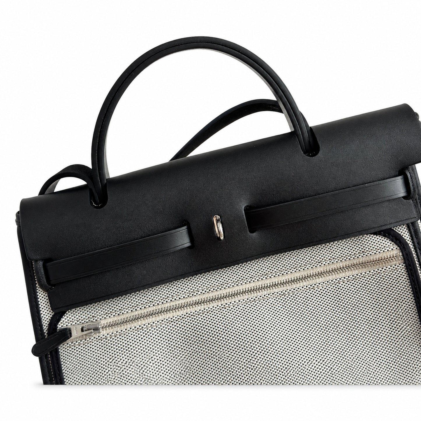 Hermers' popular herbag 31cm is designed to be inspired by saddle bags. The body of the bag is made of canvas, and the inseam, shoulder straps and handle are made of leather. The appearance is very si
