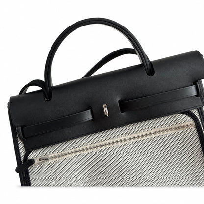 Hermers' popular herbag 31cm is designed to be inspired by saddle bags. The body of the bag is made of canvas, and the inseam, shoulder straps and handle are made of leather. The appearance is very si