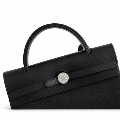 Hermers' popular herbag 31cm is designed to be inspired by saddle bags. The body of the bag is made of canvas, and the inseam, shoulder straps and handle are made of leather. The appearance is very si