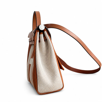 Hermers' popular herbag 31cm is designed to be inspired by saddle bags. The body of the bag is made of canvas, and the inseam, shoulder straps and handle are made of leather. The appearance is very si