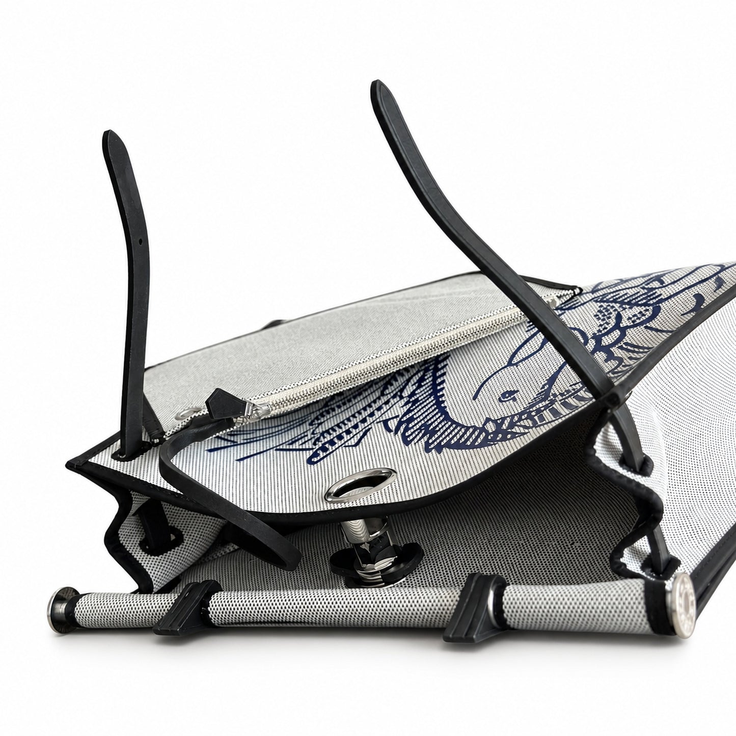Hermers' popular herbag 31cm is designed to be inspired by saddle bags. The body of the bag is made of canvas, and the outer seams, shoulder straps and handbags are made of leather. The appearance is