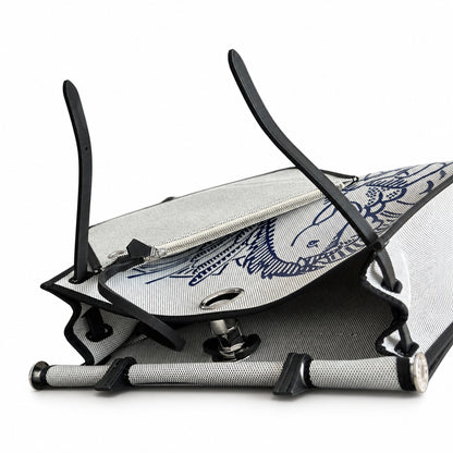 Hermers' popular herbag 31cm is designed to be inspired by saddle bags. The body of the bag is made of canvas, and the outer seams, shoulder straps and handbags are made of leather. The appearance is