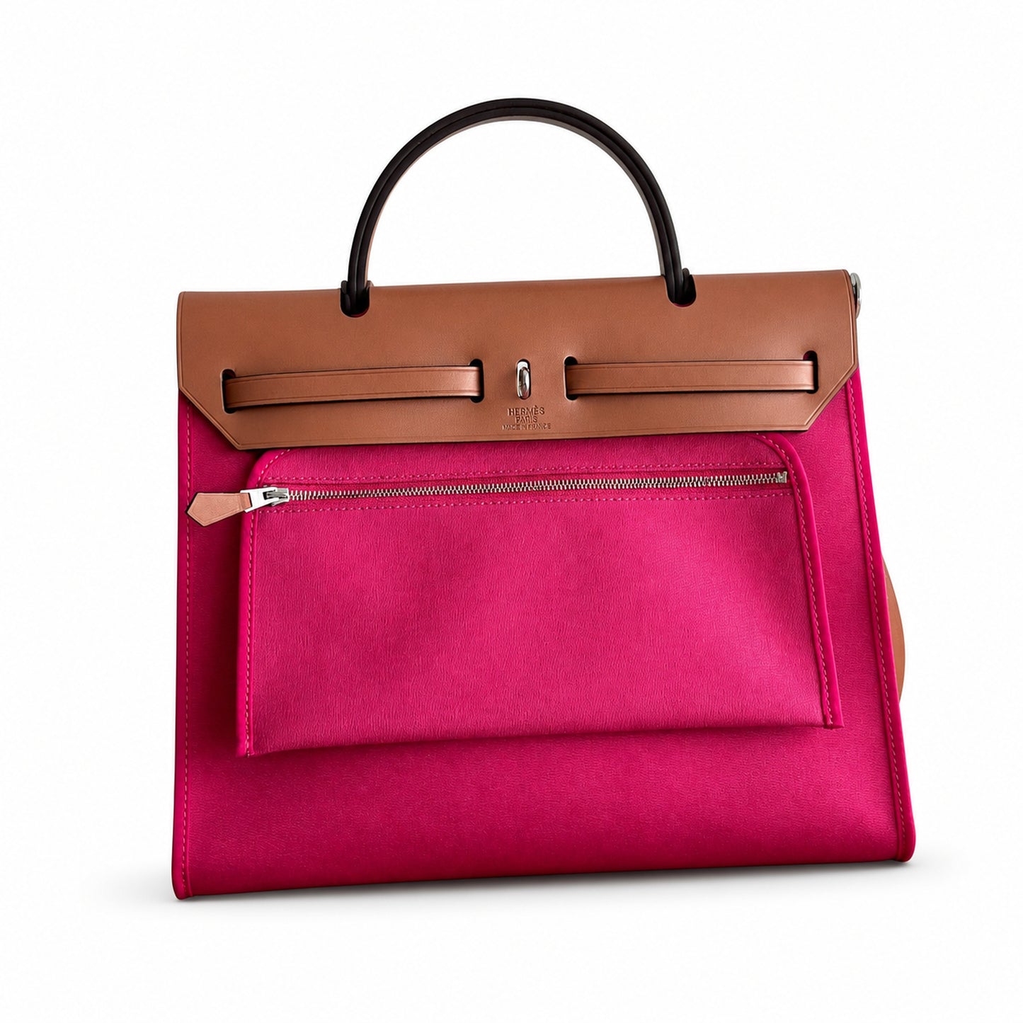 Hermers' popular herbag 31cm is designed to be inspired by saddle bags. The body of the bag is made of canvas, and the outer seams, shoulder straps and handbags are made of leather. The appearance is