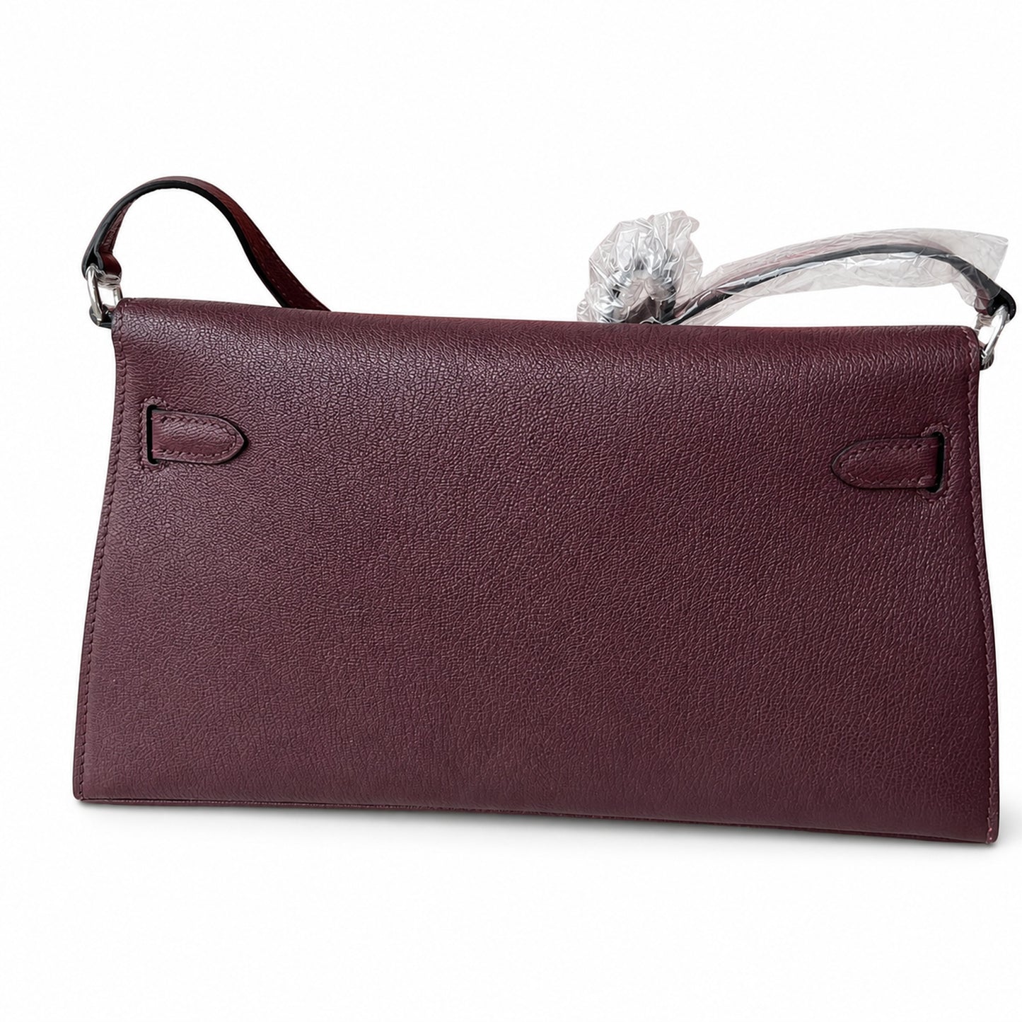 Hermès’ new armpit bag is here. A new member has been added to the Kelly family. Just looking at the online picture, I’m so excited. The first look at the real thing feels like an enlarged version of