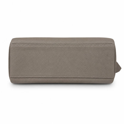 🆕 In stock Kelly Messenger messenger bag for men and women, light gray gold buckle, imported leather, all-steel hand-waxed thread, the highest cost-effectiveness on the Internet. The classic combinati
