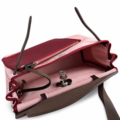 Hermers' popular herbag 31cm is designed to be inspired by saddle bags. The body of the bag is made of canvas, and the inseam, shoulder straps and handle are made of leather. The appearance is very si