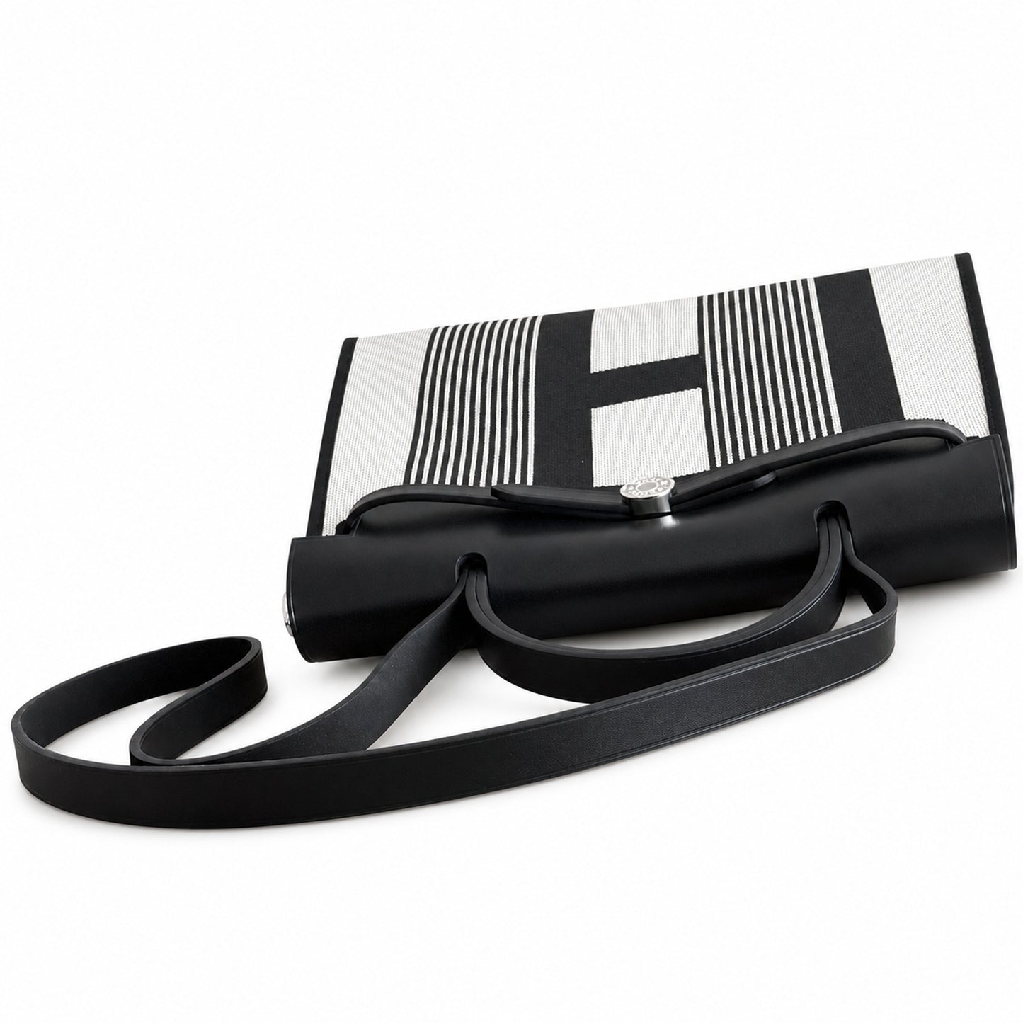 Hermers' popular herbag 31cm is designed to be inspired by saddle bags. The body of the bag is made of canvas, and the outer seams, shoulder straps and handbags are made of leather. The appearance is