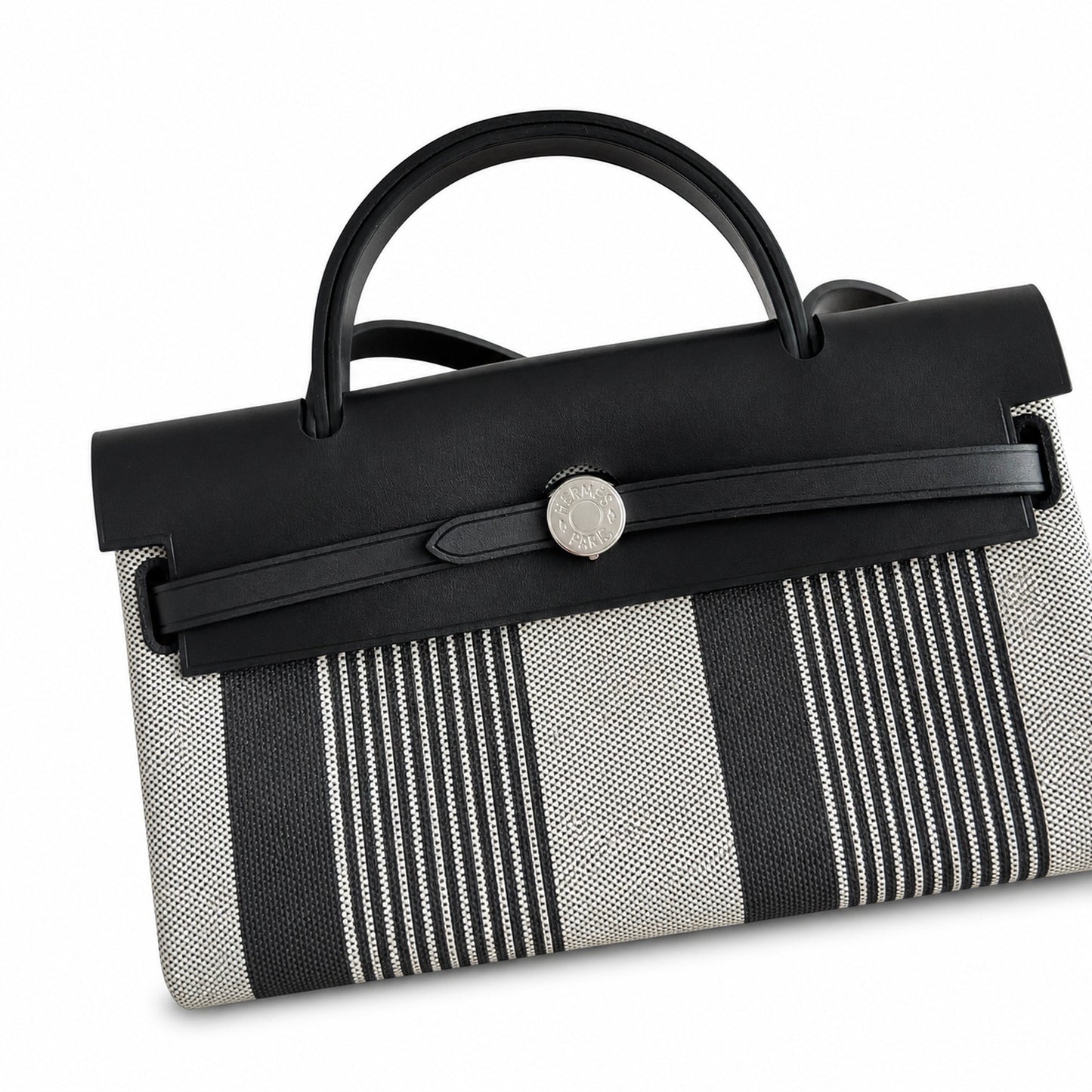 Hermers' popular herbag 31cm is designed to be inspired by saddle bags. The body of the bag is made of canvas, and the inseam, shoulder straps and handle are made of leather. The appearance is very si