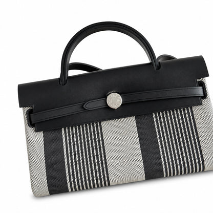 Hermers' popular herbag 31cm is designed to be inspired by saddle bags. The body of the bag is made of canvas, and the inseam, shoulder straps and handle are made of leather. The appearance is very si