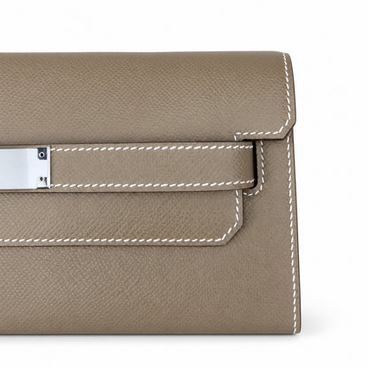 Kelly Depeches 25cm Epsom leather, 18 elephant gray, silver buckle, the most in-class men's handbag Depeches25. This leather is really unique. When paired with a shoulder strap, it instantly transform